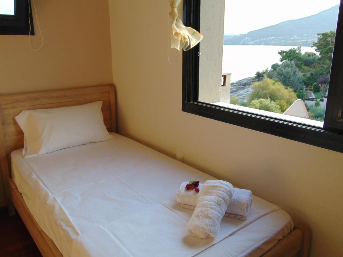 Crystal Bay Apartment Palaiontsiflikion Bagian luar foto